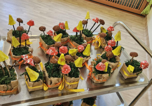 Na zdjęciu widać dzieci na warsztatach jesiennych.