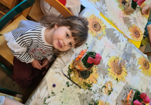 Na zdjęciu widać dzieci na warsztatach jesiennych.