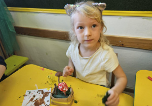 Na zdjęciu widać dzieci na warsztatach jesiennych.