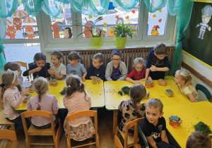 Na zdjęciu widać dzieci na warsztatach jesiennych.