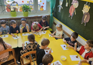 Na zdjęciu widać dzieci na warsztatach jesiennych.