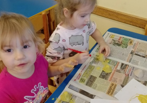 Na zdjęciu widać dzieci na warsztatach jesiennych.