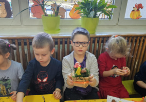 Na zdjęciu widać dzieci na warsztatach jesiennych.