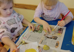 Na zdjęciu widać dzieci na warsztatach jesiennych.