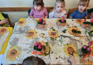 Na zdjęciu widać dzieci na warsztatach jesiennych.