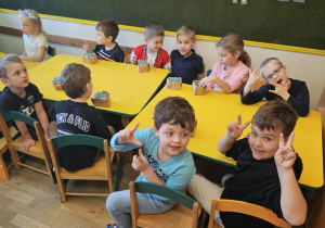 Na zdjęciu widać dzieci na warsztatach jesiennych.