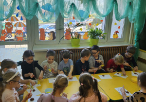 Na zdjęciu widać dzieci na warsztatach jesiennych.