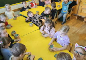 Na zdjęciu widać dzieci na warsztatach jesiennych.