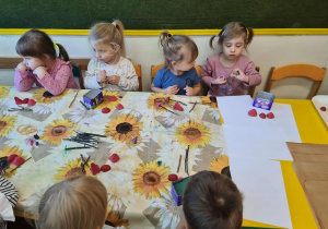 Na zdjęciu widać dzieci na warsztatach jesiennych.