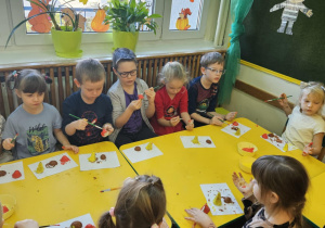 Na zdjęciu widać dzieci na warsztatach jesiennych.