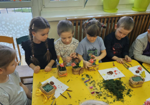 Na zdjęciu widać dzieci na warsztatach jesiennych.