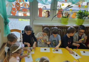 Na zdjęciu widać dzieci na warsztatach jesiennych.