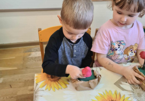 Na zdjęciu widać dzieci na warsztatach jesiennych.