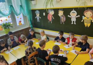 Na zdjęciu widać dzieci na warsztatach jesiennych.