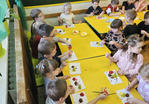 Na zdjęciu widać dzieci na warsztatach jesiennych.