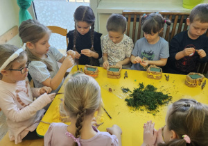 Na zdjęciu widać dzieci na warsztatach jesiennych.