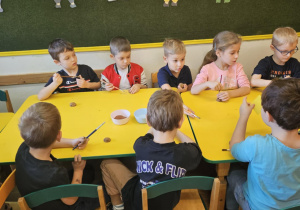 Na zdjęciu widać dzieci na warsztatach jesiennych.