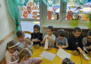 Na zdjęciu widać dzieci na warsztatach jesiennych.