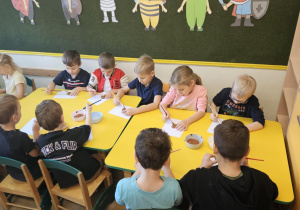 Na zdjęciu widać dzieci na warsztatach jesiennych.