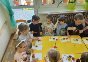 Na zdjęciu widać dzieci na warsztatach jesiennych.