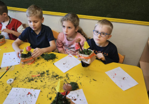 Na zdjęciu widać dzieci na warsztatach jesiennych.