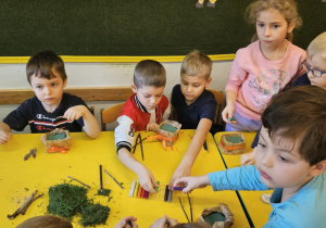 Na zdjęciu widać dzieci na warsztatach jesiennych.