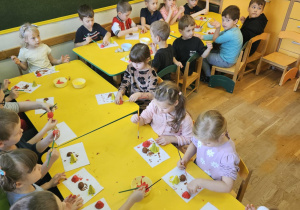 Na zdjęciu widać dzieci na warsztatach jesiennych.