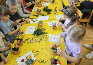 Na zdjęciu widać dzieci na warsztatach jesiennych.