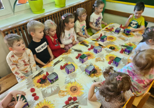 Na zdjęciu widać dzieci na warsztatach jesiennych.