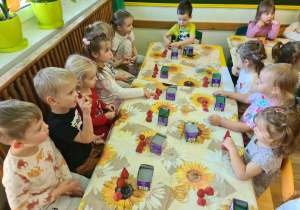 Na zdjęciu widać dzieci na warsztatach jesiennych.