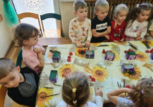 Na zdjęciu widać dzieci na warsztatach jesiennych.