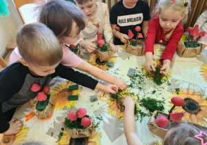 Na zdjęciu widać dzieci na warsztatach jesiennych.