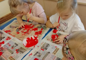 Na zdjęciu widać dzieci na warsztatach jesiennych.