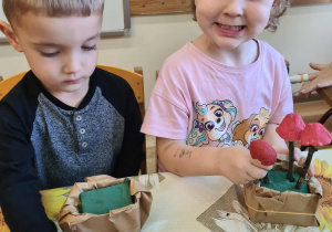 Na zdjęciu widać dzieci na warsztatach jesiennych.