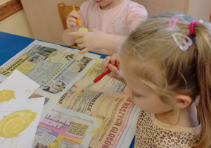 Na zdjęciu widać dzieci na warsztatach jesiennych.