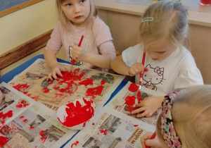 Na zdjęciu widać dzieci na warsztatach jesiennych.