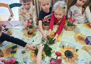 Na zdjęciu widać dzieci na warsztatach jesiennych.