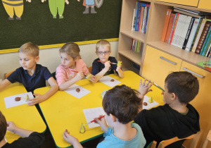 Na zdjęciu widać dzieci na warsztatach jesiennych.