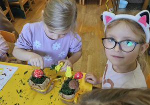 Na zdjęciu widać dzieci na warsztatach jesiennych.