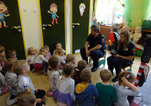 Na zdjęciu widać dzieci ze Strażą Miejską.