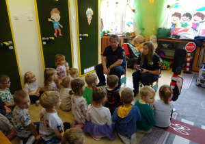 Na zdjęciu widać dzieci ze Strażą Miejską.