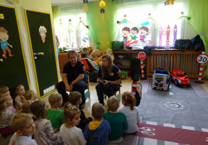 Na zdjęciu widać dzieci ze Strażą Miejską.