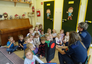 Na zdjęciu widać dzieci ze Strażą Miejską.