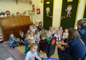 Na zdjęciu widać dzieci ze Strażą Miejską.