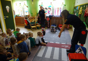 Na zdjęciu widać dzieci ze Strażą Miejską.