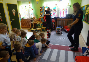 Na zdjęciu widać dzieci ze Strażą Miejską.