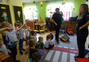 Na zdjęciu widać dzieci ze Strażą Miejską.