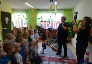 Na zdjęciu widać dzieci ze Strażą Miejską.