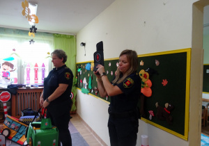 Na zdjęciu widać dzieci ze Strażą Miejską.