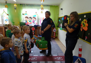 Na zdjęciu widać dzieci ze Strażą Miejską.